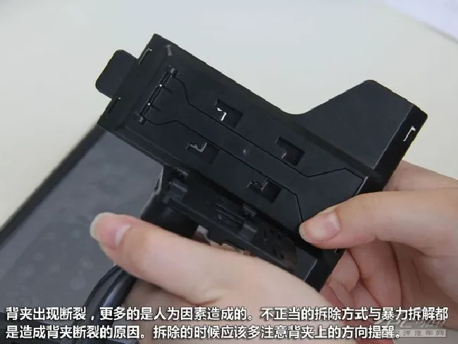 GPS支架的吸盘容易松脱，背夹容易断裂