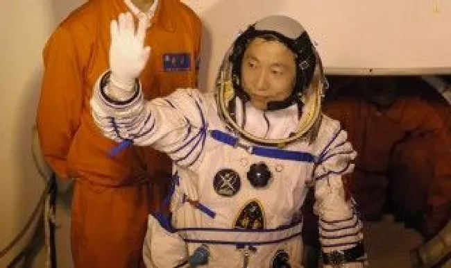 我国第一个上天的宇航员是谁 我国第一个进入太空的宇航员是谁
