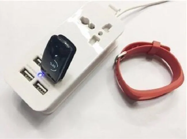 动哈Pom Pro手环怎么充电
