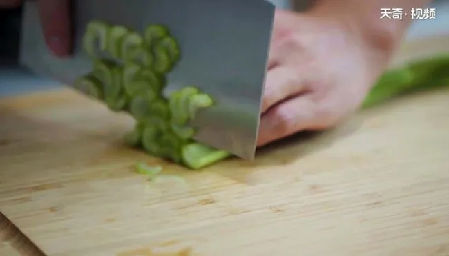 芹菜牛肉粒的做法 芹菜牛肉粒怎么做