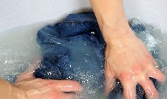 树汁弄到衣服上怎么才能洗干净 衣服沾树液怎样洗