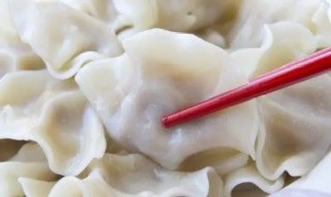 饺子怎么放在冰箱里保鲜（饺子怎么放在冰箱里保鲜时间长）