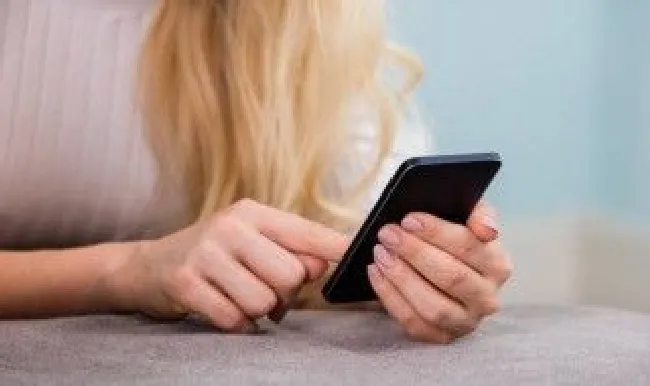 捂脸笑哭是什么意思 女生回复捂脸暗示什么