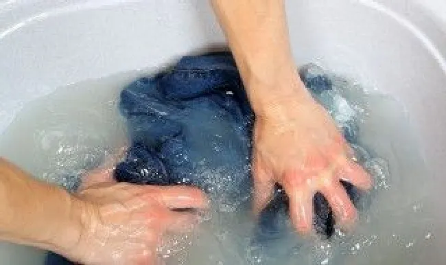 水笔墨水弄到衣服上怎么洗（衣服沾了水笔墨水怎么洗掉）