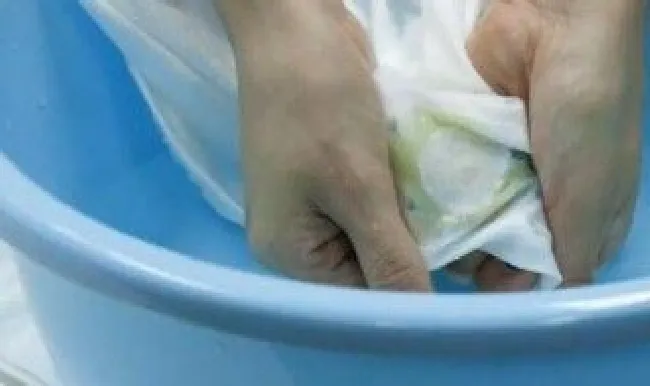 衣服上沾了胶用什么妙招能脱去 衣服上沾了胶用什么妙招能脱去呢