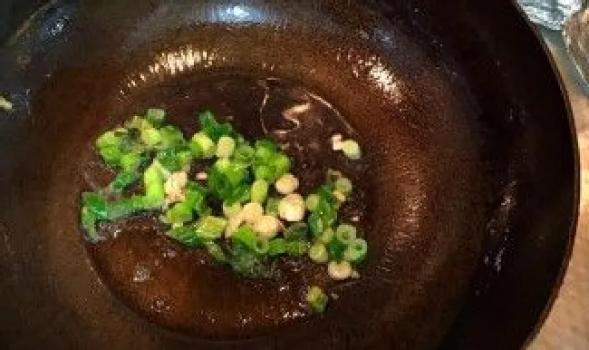 炒菜永久不粘锅小窍门（为什么肉一放下去就粘锅）