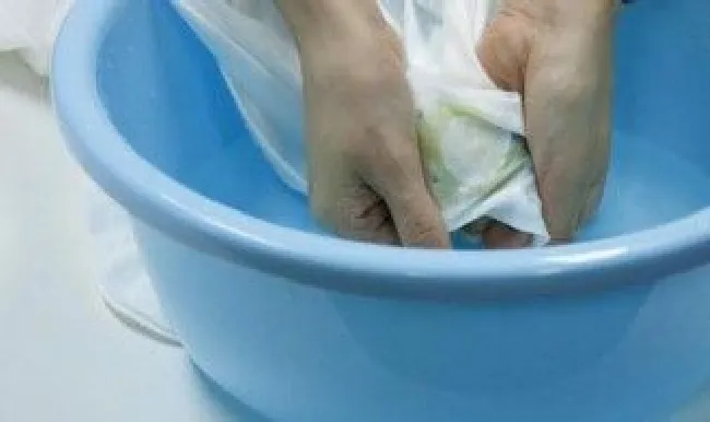 衣服沾了胶水怎么洗干净 衣服沾到了胶水怎么洗