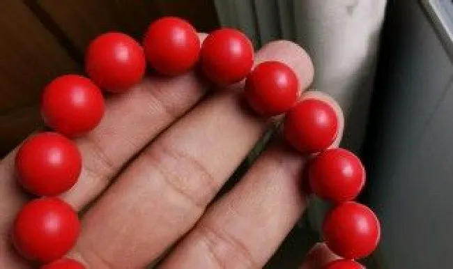 怎样鉴别朱砂手串的真假（女人佩戴朱砂的禁忌）