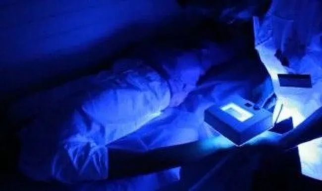 伍德灯和验钞灯的区别（伍德灯和验钞灯的区别是什么）