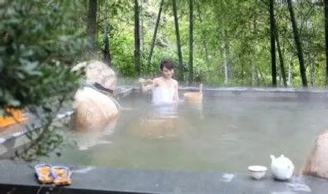 泡温泉可以穿拖鞋下水吗 泡温泉可以穿拖鞋下水吗女