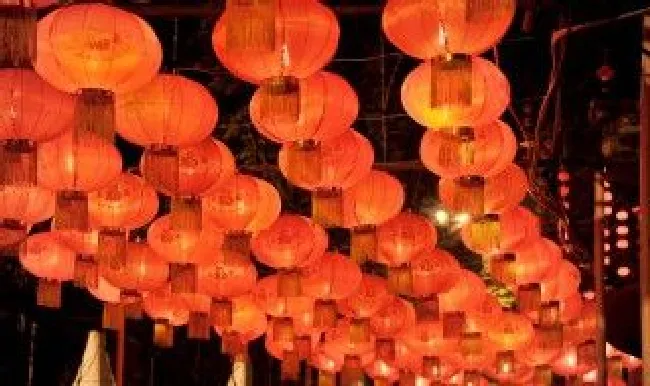 一个人的张灯结彩讲的是什么（一个人的张灯结彩讲了什么）