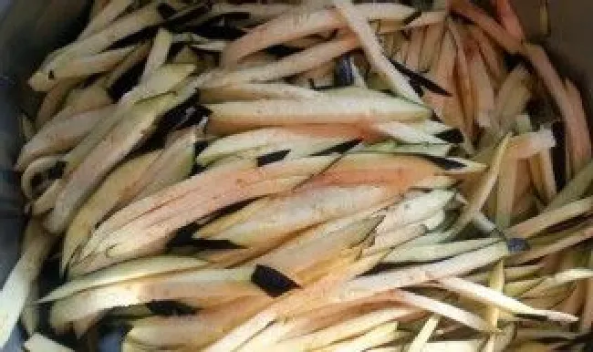 茄子怎么切成细丝 茄子怎么切成细丝视频