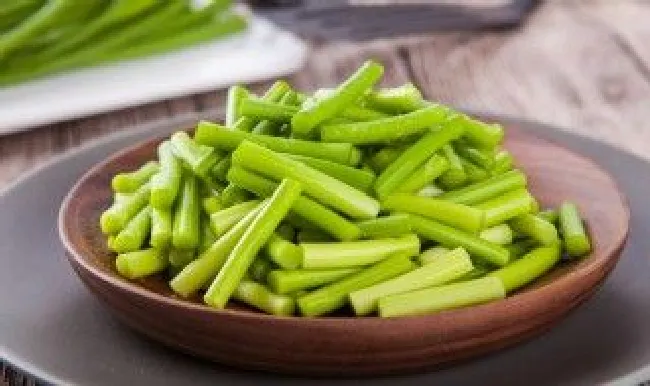 蒜苔泡水放明早可以吗（蒜苔泡水放明天可以吗）