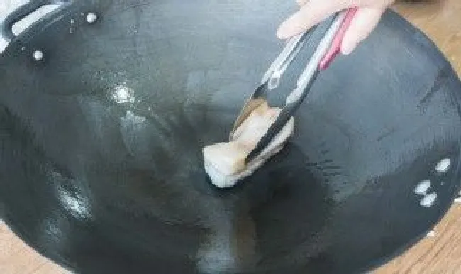 新买的锅要怎么处理的方法（新买的锅应该怎样处理）