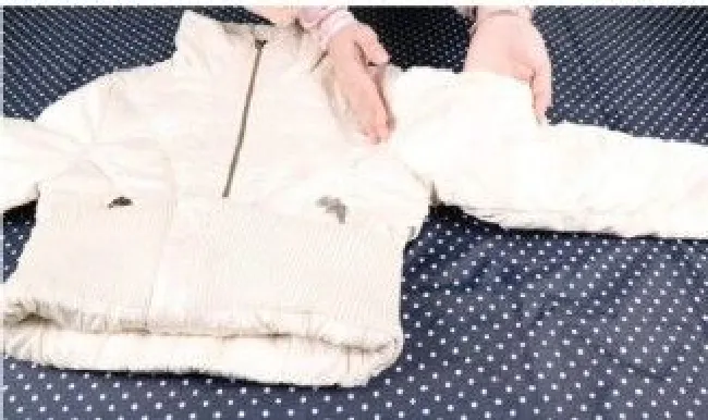 怎么折叠羽绒服不占地方（怎么折叠羽绒服不占地方不掉毛）