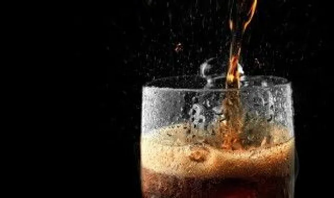 可乐放进碗里可以用微波炉加热吗 可乐放进碗里可以用微波炉加热吗为什么