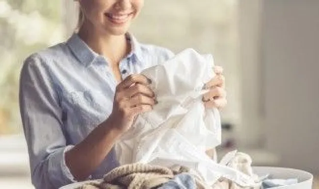 如何解决白色衣服发黄变黑问题（白色衣服变黄变黑怎么办）