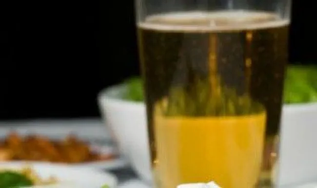 黄啤酒白啤酒黑啤酒区别（黄啤酒白啤酒黑啤酒区别在哪）