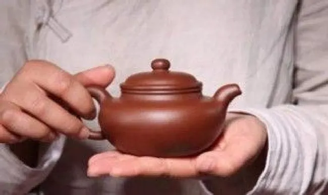 紫砂壶内壁的茶垢怎么清洗（紫砂壶内壁茶渍怎么洗）