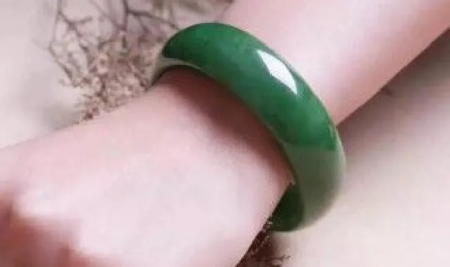碧玉手镯怎么挑选（碧玉手镯怎么挑选最好）