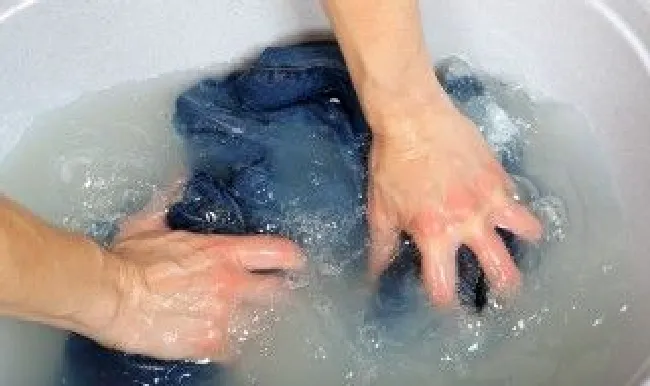 怎么去除衣服上的口香糖（怎么去除衣服上的口香糖粘在衣物上如何弄掉）