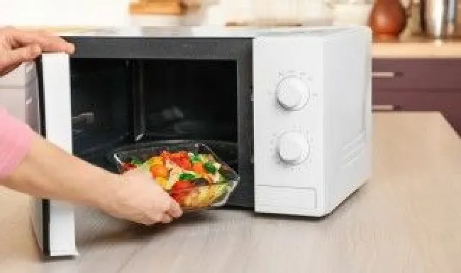 不锈钢饭缸可以放微波炉里吗 不锈钢盆能放微波炉里热饭吗