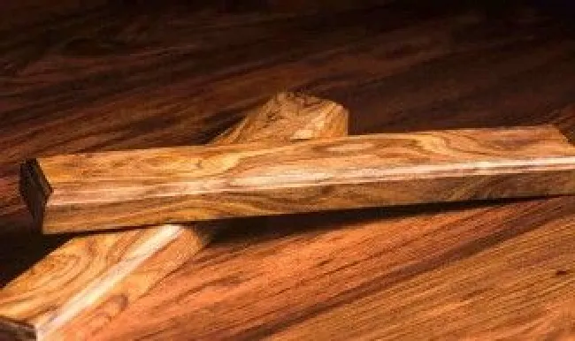 花梨木与黄花梨木的区别（花梨木与黄花梨木的区别图片）