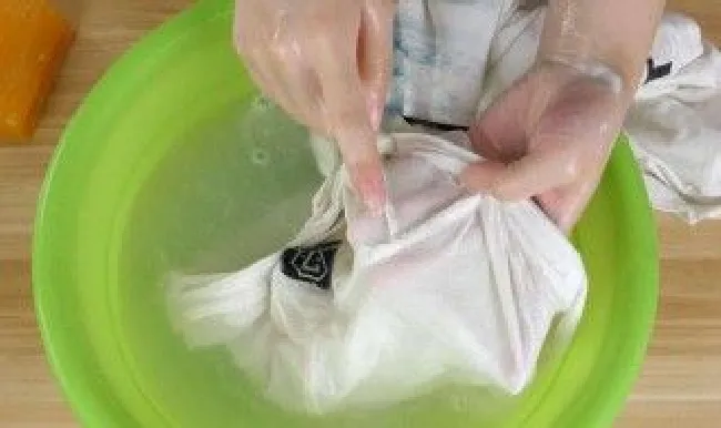 衣服放久了有黄斑怎么处理（衣服放久了发黄怎么处理最有效）