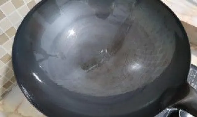 新生铁锅开锅的正确方法（新生铁锅开锅的正确方法视频）