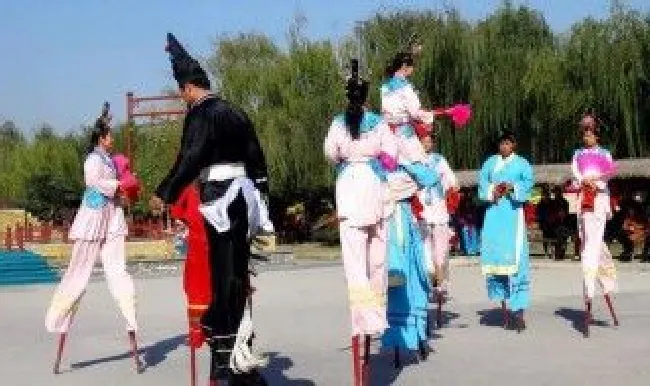 快速踩高跷的的技巧（踩高跷的方法技巧）