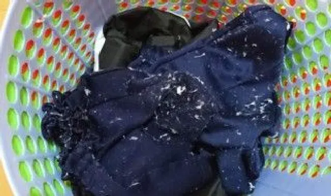 洗完衣服有卫生纸屑怎么办（洗完衣服全是卫生纸怎么办）
