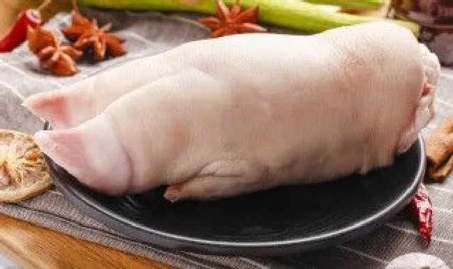 冻硬的猪脚可以放微波炉加热吗（冻硬的猪脚可以放微波炉加热吗多少度）