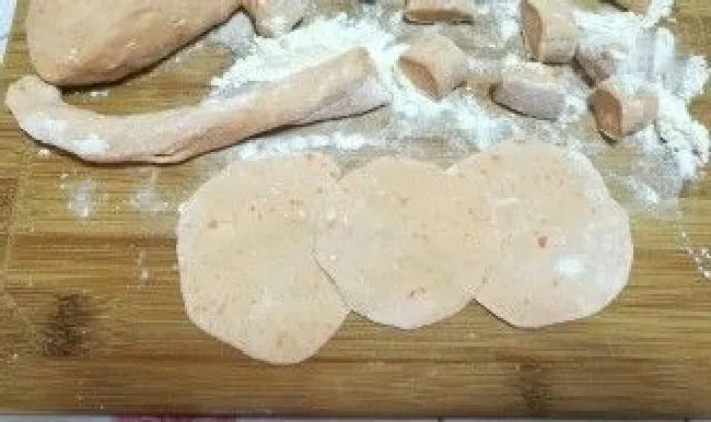 擀正方形饺子皮的方法（饺子怎么擀面皮）