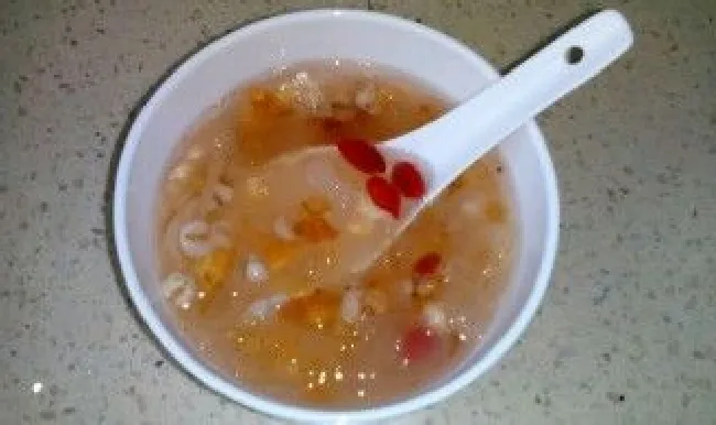 银耳薏米炖桃胶步骤（银耳薏米炖桃胶步骤图）
