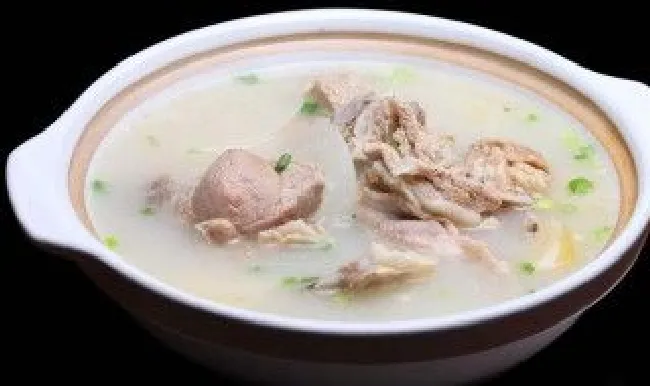 冬天经常吃羊肉炖萝卜的做法（冬季吃羊肉炖萝卜）