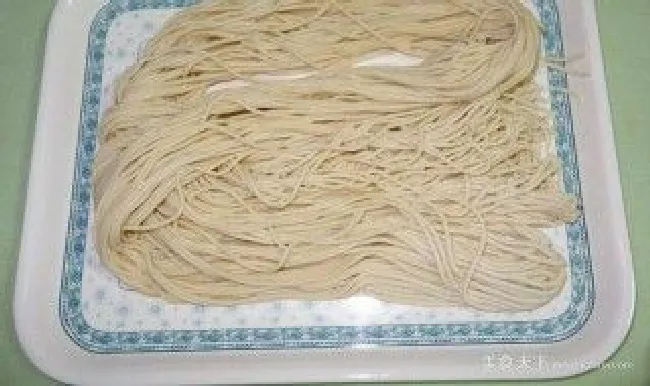 面粉怎样做面条（怎么用面粉做面条）