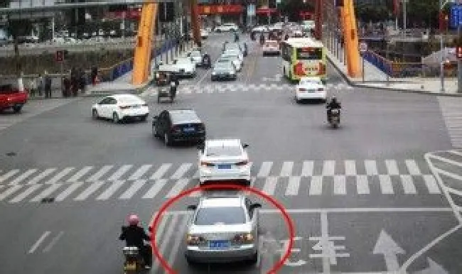 车坏在红绿灯算违章吗（车坏在红绿灯处会被罚款不）