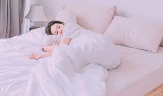 女人梦见瀑布倾泻而下 女人梦见瀑布倾泻而下打湿自己